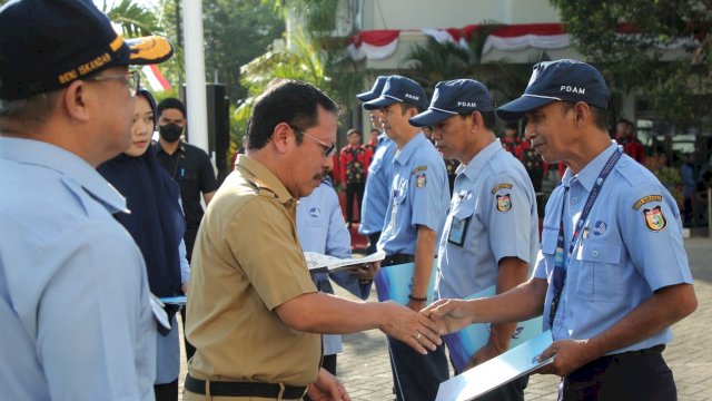 Sekretaris Kota Makassar, Muhammad Ansar saat memimpin upacara peringatan HUT-98 Perumda Air Minum Kota Makassar.