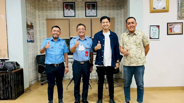 Anggota DPD RI Andri Prayoga Putra Singkarru menghadiri langsung acara HUT PDAM Makassar, pada Senin (8/8/2022). (Foto: ABATANEWS/Azwar)