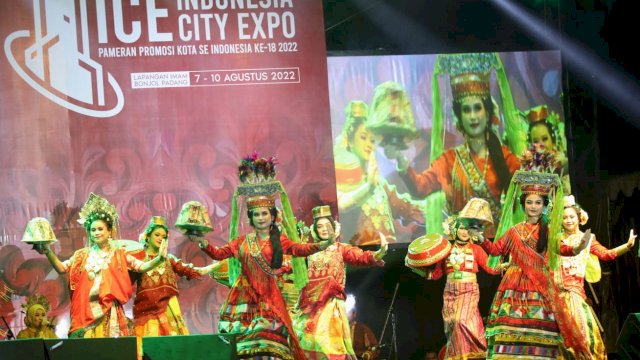 Penampilan para penari asal Kota Makassar yang membawakan Tari Kalompoanna Parasanganta di APEKSI XV di Padang, Senin malam (8/8/2022). (foto: Pemkot Makassar)