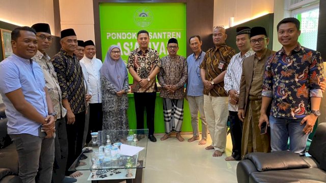 Wakil Ketua Komisi V DPR RI Andi Iwan Aras berkunjung khusus ke Pondok Pesantren As’adiyah Pusat Sengkang, Kabupaten Wajo, Rabu (10/8/2022).