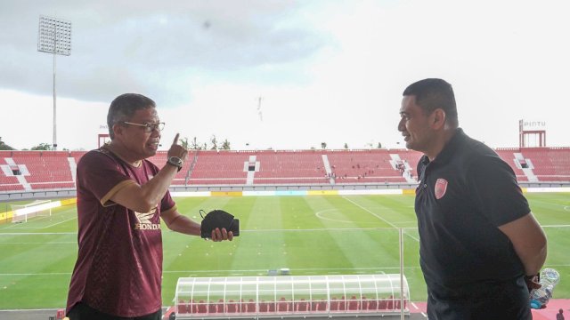 Wali Kota Parepare, Taufan Pawe (kiri) dan Direktur Utama PSM, Munafri Arifuddin (kanan) saat berada di Stadion Kapten I Wayan Dipta, Bali. (foto: Pemkot Parepare)