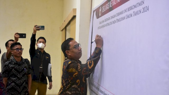 Wakil Bupati Takalar H. Achmad Se're saat mendeklarasikan netralitas ASN saat Pemilu 2024 mendatang dalam sosialisasi Pengawasan Netralitas ASN, TNI dan Polri yang digelar Bawaslu Takalar Gelar, di Hotel Grand Kalampa, Kamis (11/8/2022).