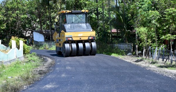 Bupati Indah Kunjungi Proyek Pengerjaan Jalan di Lutra 