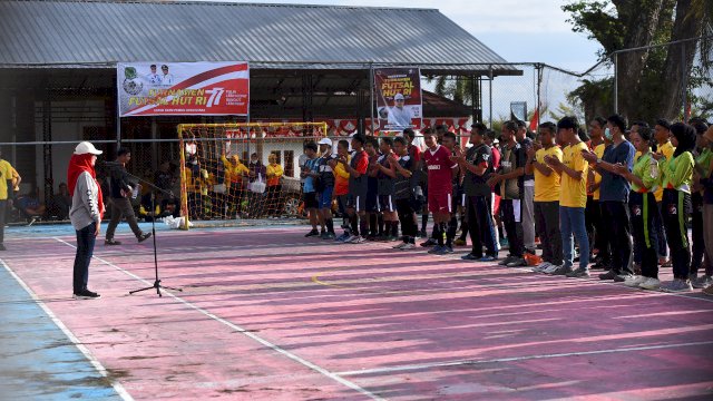 Bupati Luwu Utara, Indah Putri Indriani saat pembukaan turnamen futsal antar OPD lingkup Pemkab Lutra di lapangan tenis Rumah Jabatan Bupati Luwu Utara, Jumat (12/8/2022).