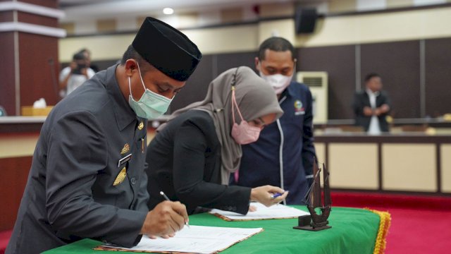 Gubernur Sulawesi Selatan (Sulsel), Andi Sudirman Sulaiman bersama DPRD Sulsel menandatangani nota kesepakatan Kebijakan Umum APBD (KUA) dan Prioritas Plafon Anggaran Sementara (PPAS) Tahun Anggaran 2023 pada Rapat Paripurna DPRD Sulsel, Jum'at malam, (12/8/2022). 