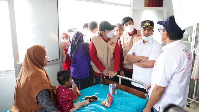 Gubernur Sulawesi Selatan, Andi Sudirman Sulaiman saat meninjau setiap titik pelayanan kesehatan dalam rangka bakti sosial yang digelar di lapangan Bakunge, Desa Mappesangka, Kecamatan Ponre, Kabupaten Bone pada Sabtu lalu. 