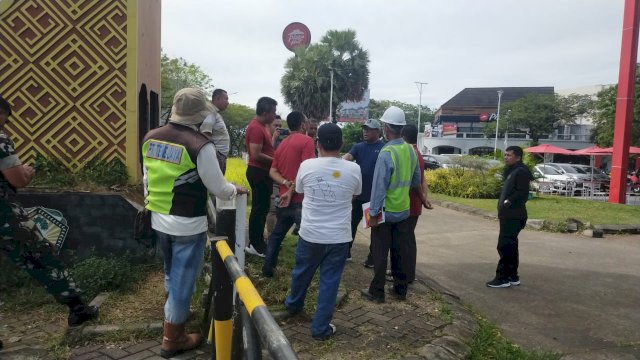 Dinas Pekerjaan Umum dan Tata Ruang (PUTR) Provinsi Sulawesi Selatan saat mengunjungi jalan ruas Tun Abdul Razak di Kabupaten Gowa yang mengalami kendala dalam pengerjaan drainase.