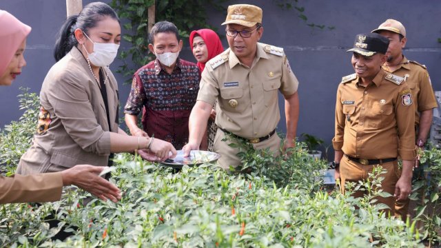 Wali Kota Makassar Moh Ramdhan “Danny” Pomanto mengunjungi Lorong Wisata Dewi Sari Zurich di Kecamatan Tamalanrea, pada Senin (15/8/2022). (Foto: ABATANEWS/Wahyuddin)