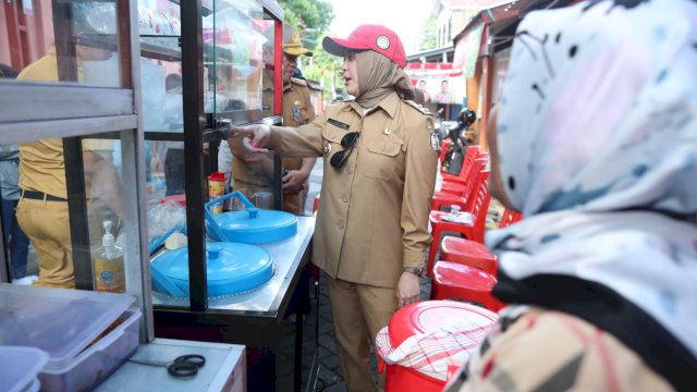 Wakil Wali Kota Makassar, Fatmawati Rusdi saat mengunjungi Lorong PKK Jl Sawerigading TK Unyil Kel Sawerigading Kec Ujung Pandang, Senin (15/08/2022).