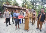 Bupati Luwu Utara Serahkan Bantuan Korban Angin Puting Beliung di Mekar Jaya