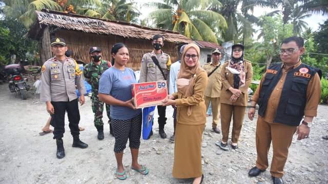 Bupati Luwu Utara Indah Putri Indriani memberikan bantuan kepada korban puting beliung di Desa Mekar Jaya, Kematan Mappadeceng, Senin (15/8/2022).