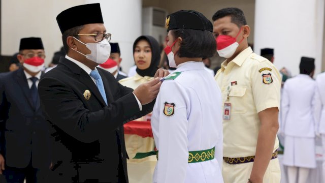 Wali Kota Makassar, Moh. Ramdhan Danny Pomanto saat mengukuhkan Pasukan Pengibar Bendera Pusaka (Paskibraka) tingkat Kota Makassar tahun 2022, di Baruga Anging Mammiri, Senin (15/08).