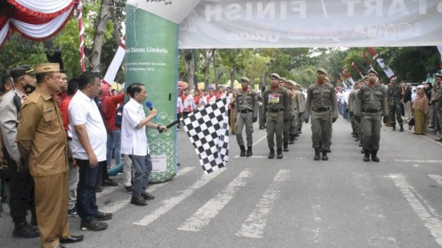 Pemerintah Kabupaten (Pemkab) Gorontalo menggelar gerak jalan untuk peringatan Hari Ulang Tahun (HUT) Republik Indonesia (RI) ke-77 yang dilaksanakan di depan Kantor Bupati, Senin (15/08/2022).