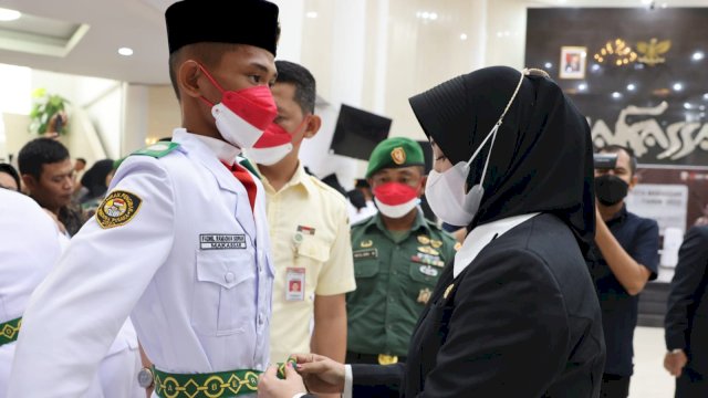 Wakil Wali Kota Makassar, Fatmawati Rusdi saat mewakili orang tua Paskibraka dalam pengukuhan yang dilaksanakan di Baruga Anging Mammiri, Senin (15/08/2022).