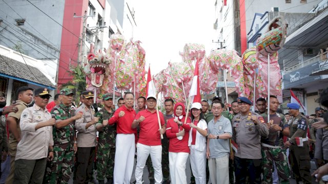 Wali Kota Makassar, Moh Ramdhan Pomanto menyatukan empat etnis dalam satu konsep “Suara’na Kemerdekaan” yang digelar di Kawasan Jalan Sulawesi, Selasa (16/8/2022). (Sumber: Kominfo Makassar)