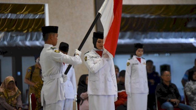 Bupati Luwu Utara, Indah Putri Indriani mengukuhkan Pasukan Pengibar Bendera Pusaka (Paskibraka), Senin (15/08/2022).