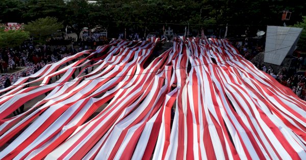 Penampakan Bendera Sepanjang 5 KM dalam Upacara Kemerdekaan RI di Losari