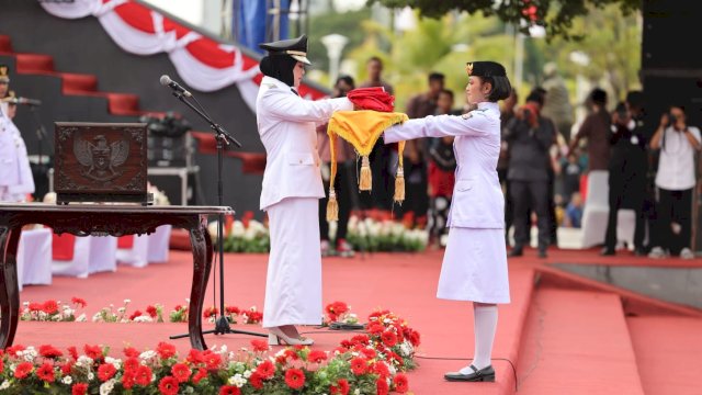 Wakil Wali Kota Makassar, Fatmawati Rusdi saat memimpin upacara penurunan Bendera Merah Putih di Anjungan City of Makassar, Rabu sore (17/8/2022). (foto: Pemkot Makassar)