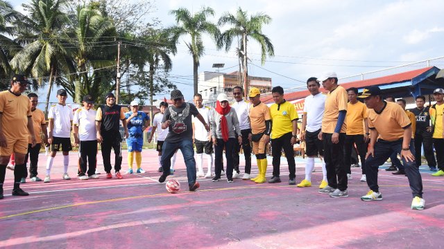 Anggota DPR RI Muhammad Fauzi saat membuka secara simbolis turamen Futsal antar Satuan Kerja Perangkat Daerah (SKPD) lingkup pemerintah Daerah Kabupaten Luwu Utara.