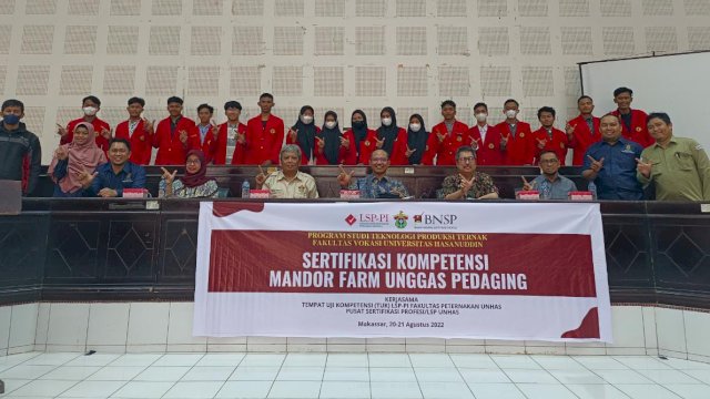 Program Studi Teknologi Produksi Ternak, Fakultas Vokasi, Universitas Hasanuddin menggelar Sertifikasi Kompetensi Mandor Farm Unggas Pedaging untuk 25 mahasiswa di Kampus Unhas Tamalanrea, Sabtu (20/8/2022). 