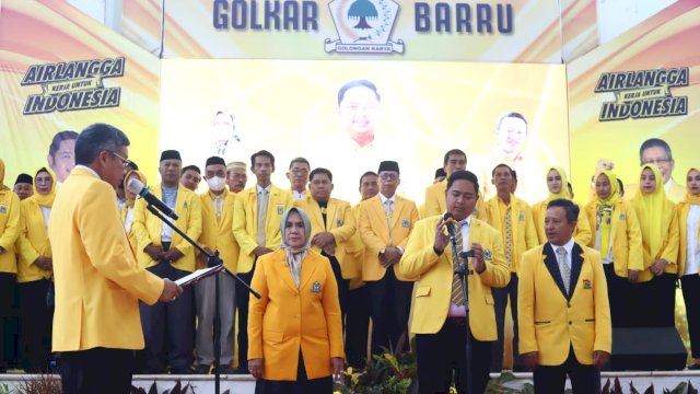 Pengurus Dewan Perwakilan Daerah (DPD) II Golkar Barru, resmi dilantik oleh Ketua DPD I Golkar Sulsel, Taufan Pawe (TP), di Gedung Islamic Center Barru, Sabtu, (20/8/2022).