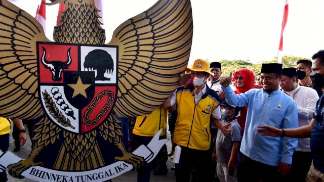 Gubernur Sulawesi Selatan, Andi Sudirman Sulaiman membuka Karnaval Merdeka Toleransi "Merdeka Dalam Keberagaman , Toleran Dalam Perbedaan" sebagai rangkaian kegiatan 17 Agustus, 77 Tahun Kemerdekaan Indonesia di Lapangan Karebosi Makassar, pada Sabtu (20/8/2022). (Foto: ABATANEWS/Wahyuddin)