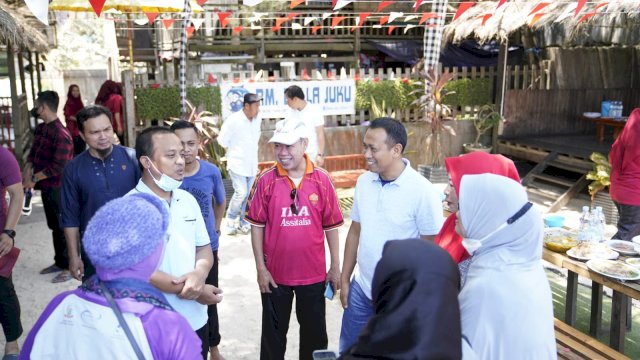 Andi Sudirman Sulaiman saat ditemui Bupati Takalar Syamsari Kitta di Pantai Wisata Galesong, Sampulungan, Galesong Utara, Takalar, Minggu, 21 Agustus 2022. (Foto: ABATANEWS/Azwar)