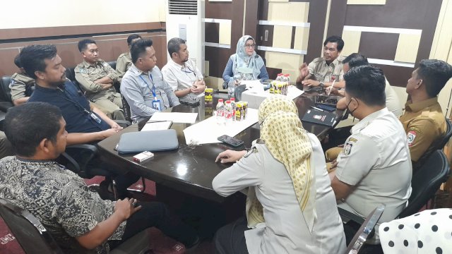 Bapenda Makassar mengundang Perumda Parkir Makassar untuk melakukan Rapat koordinasi soal Penerimaan dan Pengelolaan Parkir di Kota Makassar, pada Selasa (23/8/2022). (Foto: ABATANEWS/Azwar)