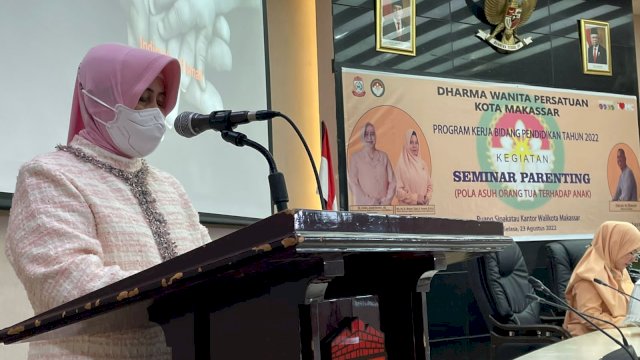 Ketua TP PKK Kota Makassar, Indira Jusuf Ismail saat menjadi narasumber Seminar Pola Asuh Orang Tua Terhadap Anak yang diprakarsai Dharma Wanita Persatuan Kota Makassar di Ruang Sipakatau, Balaikota Makassar, Selasa (23/08).