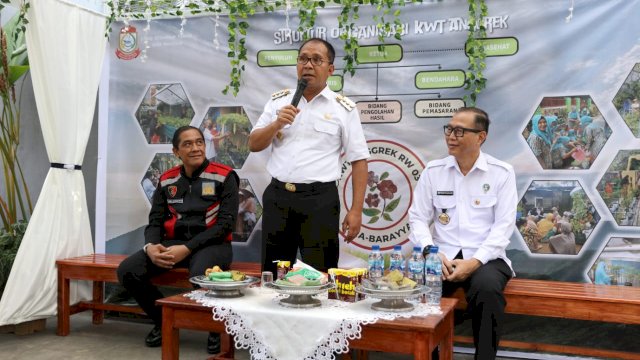 Wali Kota Makassar, Moh. Ramdhan ‘Danny’ Pomanto mendampingi Kepala Badan Narkotika Nasional (BNN) Sulsel, Brigjen Pol. Drs. Ghiri Prawijaya mengunjungi Lorong Wisata (Longwis), Jalan Abubakar Lambogo, Kelurahan, Bara-Baraya, Kecamatan, Rabu (24/08).