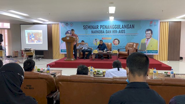 Komisi Penanggulangan AIDS Provinsi Sulawesi Selatan (KPAP Sulsel) menggelar Seminar Penganggulangan Narkoba HIV-AIDS di ruang seminar Lantai 2 Menara Phinis, UNM, pada Kamis (25/8/2022).