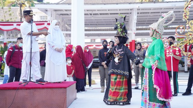 Gubernur Sulawesi Selatan, Andi Sudirman didampingi Ketua Tim Penggerak PKK Sulsel, Naoemi Octarina melepas peserta jalan sehat Gerakan Sulsel Anti Mager di Rujab Gubernur Sulsel, Jumat pada (26/8/2022).