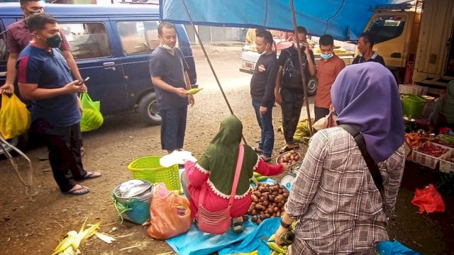 Gubernur Sulawesi Selatan, Andi Sudirman Sulaiman saat berkunjung dan sekaligus berbelanja di Pasar Rakyat Lippujange di Kecamatan Bengo, kabupaten Bone.