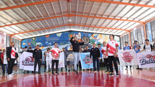 Wali Kota Makassar, Moh. Ramdhan 'Danny' Pomanto saat membuka Kejuaraan Bola Basket Kota Makassar Wali Kota Cup 2 Tahun 2022 di Lapangan Basket Universitas Ciputra Makassar, Sabtu (27/8/2022).