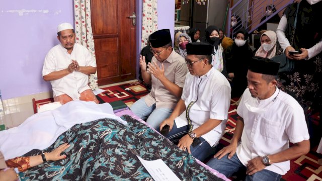 Wali Kota Makassar Moh Ramdhan “Danny” Pomanto saat melayat di rumah duka atas meninggalnya anak kedya Sekretaris Dinas Pendidikan Kota Makassar.