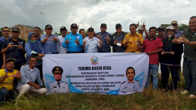 Dinas Kelautan dan Perikanan (DKP) Pemprov Sulawesi Selatan menebar 30 juta benih udang windu di areal seluas 1.000 hektare, direalisasikan 30.000 ekor di Kelurahan Lanrisang, Kecamatan Lanrisang Kabupaten Pinrang Sabtu, (27/08/2022).