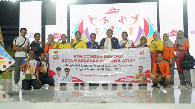 Rombongan Dinas Pemuda dan Olahraga (Dispora) Makassar yang sukses meraih prestasi tingkat nasional di festival olahraga tradisional tahun 2022 di Kota Solo, Jawa Tengah. 