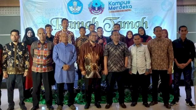 Rektor Universitas Sembilanbelas November (USN) Kolaka, Nur Iksan menghadiri Ramah Tamah Fakultas Keguruan dan Ilmu Pendidikan (FKIP) di Hotel Sutan Raja, Senin (29/8/2022) malam.