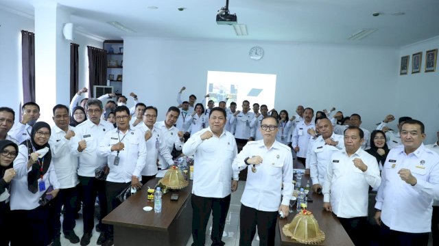 Kepala BNN RI Komjen Pol. Dr. Petrus R Golose, MM didampingi Kepala BNNP Sulawesi Selatan Brigjen Pol. Drs. Ghiri Prawijaya, M.Th dan Inspektorat Utama BNN RI Drs. Wahyono, SH., CfrA., CGCAE, memberikan arahan kepada seluruh staf BNNP Sulawesi Selatan. Kegiatan tersebut berlangsung pada Senin (29/8/2022) bertempat Ruang Rapat Bharadaksa Kantor BNNP Sulsel Jl. Manunggal 22 Kel. Maccini Sombala Kec. Tamalate Kota Makassar