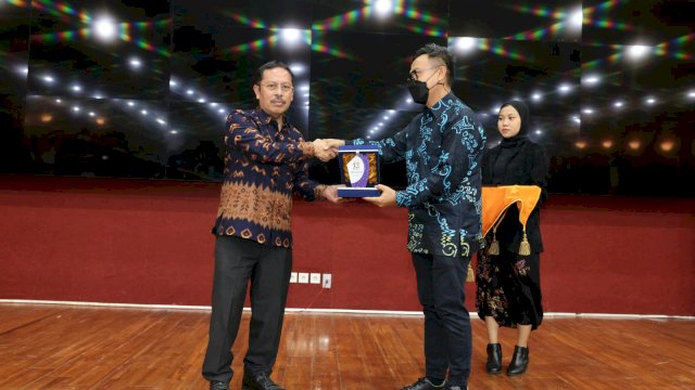 Kepemimpinan Wali Kota Makassar Moh Ramdhan “Danny” Pomanto terus menuai perhatian dari semua pihak dengan meraih penghargaan.