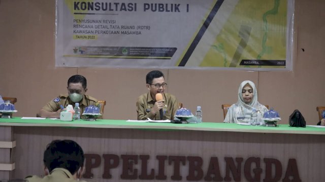 Sekretaris Daerah Luwu Utara, Armiadi, membuka dan memberikan arahan pada Konsultasi Publik I yang memuat tentang Penyusunan Revisi Rencana Detail Tata Ruang (RDTR) dan Kajian Lingkungan Hidup Strategis (KLHS) Kawasan Perkotaan Masamba, pada Senin (29/8/2022), di Aula Kantor Bappelitbangda Kabupaten Luwu Utara.