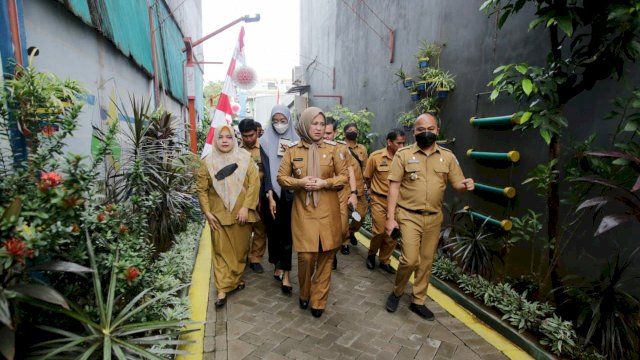 Fatmawati Rusdi bergegas menyisiri Lorong Wisata Onta Lama di Jalan Onta Lama Kelurahan Mandala Kecamatan Mamajang Kota Makassar, Senin (1/8/2022). (Foto: ABATANEWS/Wahyuddin) 