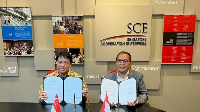 Wali Kota Makassar Moh Ramdhan Pomanto meneken kerja sama antara Pemkot Makassar dengan Temasek Foundation dan Singapore Coorporation Enterprise, di Singapura, pada Senin (1/8/2022). (Foto: Dok Pemkot Makassar) 