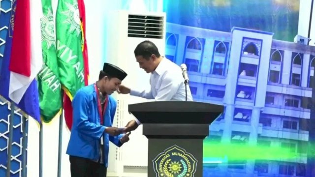 Andi Amran Sulaiman saat memberi kuliah umum dalam acara pelepasan KKN MAS Unismuh Makassar, pada Senin (1/8/2022). (Foto: ABATANEWS/Azwar) 