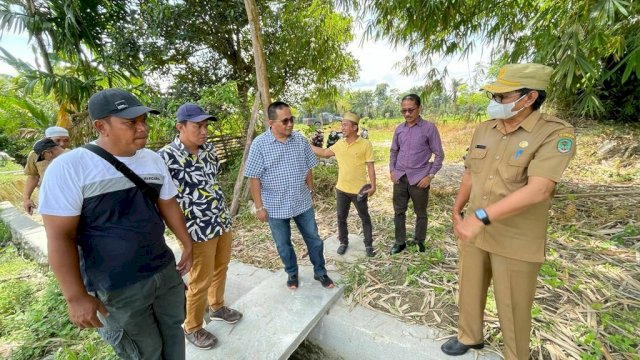 Anggota DPR RI Komisi V, Muhammad Fauzi Meresmikan irigasi sepanjang satu kilo meter senilai Rp 585 juta di Desa Laba, Kabupaten Luwu Utara, Selasa (02/08/2022). (Foto: ABATANEWS/Wahyuddin) 