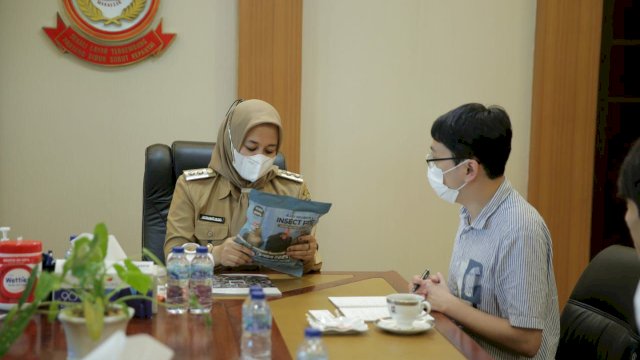 Wakil Wali Kota Makassar Fatmawati Rusdi menerima kunjungan kehormatan dari CEO Entomo Ki Hwan Park, di Ruang Rapat Wakil Wali Kota Lantai 11, Gedung Balai Kota Makassar, Selasa (2/8/2022). (Foto: ABATANEWS/Wahyuddin) 