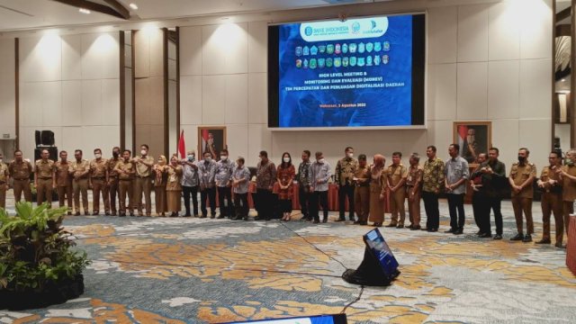 Sebanyak 25 kepala daerah di Provinsi Sulawesi Selatan (Sulsel), menandatangani dukungan untuk meningkatkan kuantitas dan kualitas elektronfikasi transaksi pemerintah daerah (ETPD) saat high level meeting: monitoring dan evaluasi Tim Percepatan dan Perluasan Digitalisasi Daerah (TP2DD) se-Sulawesi Selatan, Selasa (8/2/2022), di Hotel Claro Makassar. (Foto: ABATANEWS/Azwar) 