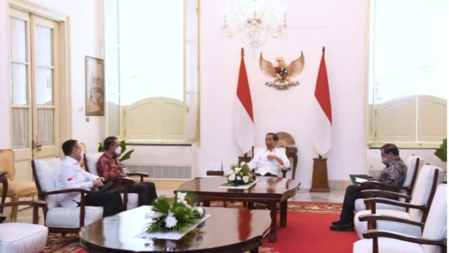 Presiden RI Joko Widodo (Jokowi) saat menerima Menteri Pemuda dan Olahraga (Menpora) Zainudin Amali dan Ketua Umum Persatuan Sepak Bola Seluruh Indonesia (PSSI) Mochamad Iriawan di Istana Merdeka, Jakarta, Rabu (3/8/2022). (Foto: Biro Pers Presiden) 