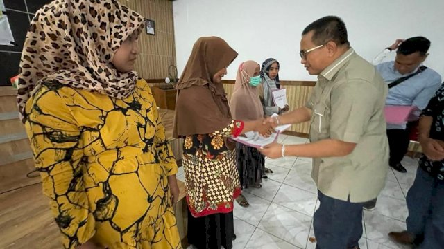 Anggota DPR RI Muhammad Fauzi memberikan secara simbolis 200 pelajar di Luwu Utara mendapat beasiswa dari Program Indonesia Pintar (PIP), pada Kamis (4/8/2022). (Foto: ABATANEWS/Wahyuddin) 