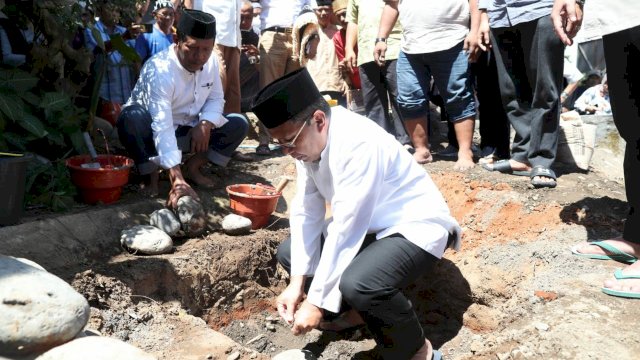 Wali Kota Makassar, Moh. Ramdhan 'Danny' Pomanto meletakkan batu pertama renovasi Masjid Barkatul Ilham yang berlokasi di Jalan Topaz, Kelurahan Masale, Kecamatan Panakkukang, Jumat (5/8/2022). (Foto: ABATANEWS/Wahyuddin) 